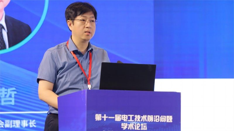 楊飛教授作報告(1).jpg