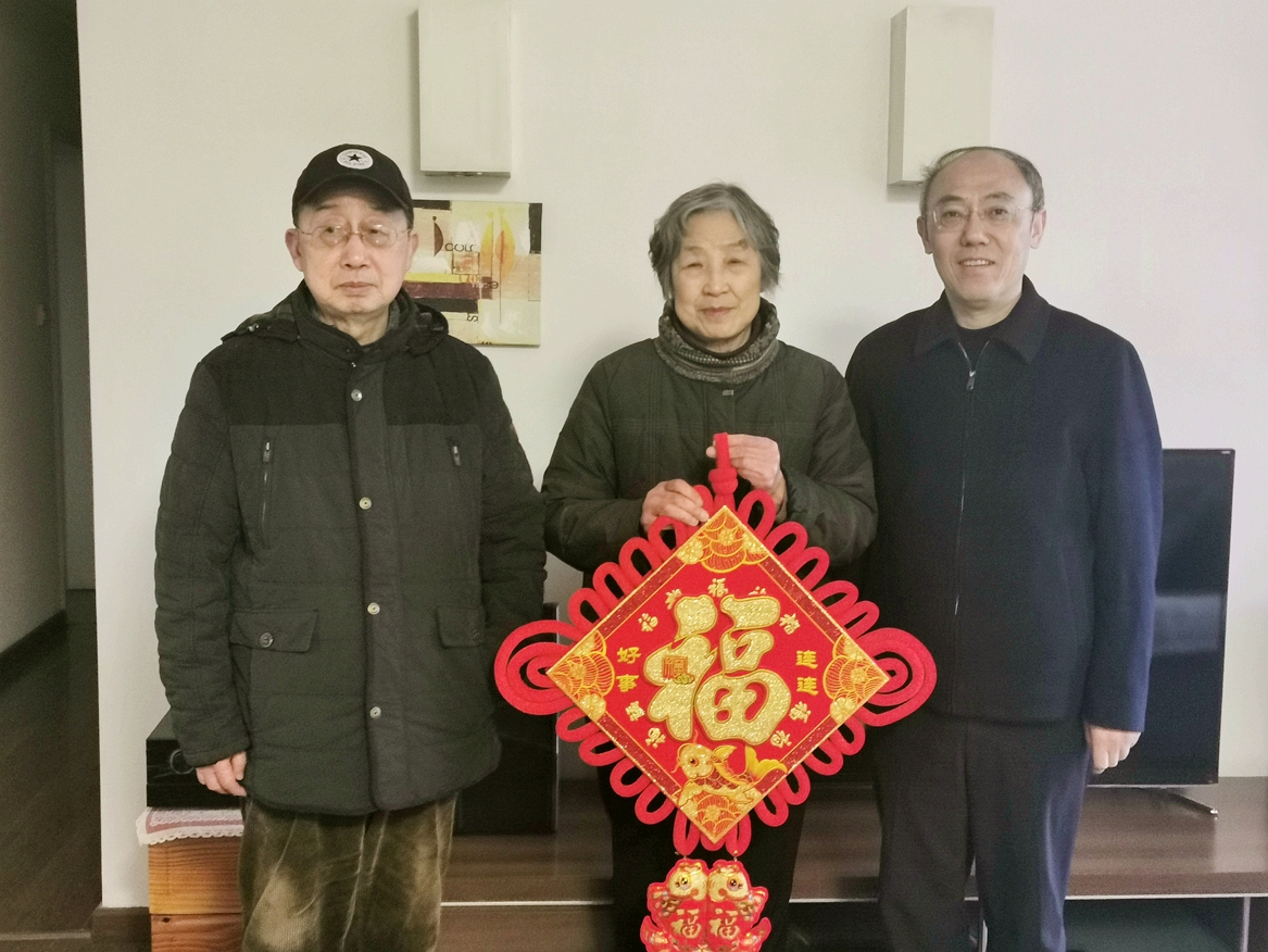 9副校長鄧紹江慰問老同志_副本.jpg