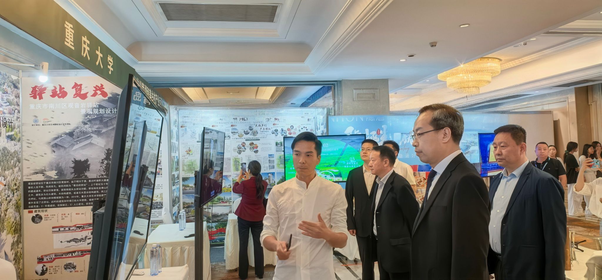 參觀展覽.jpg