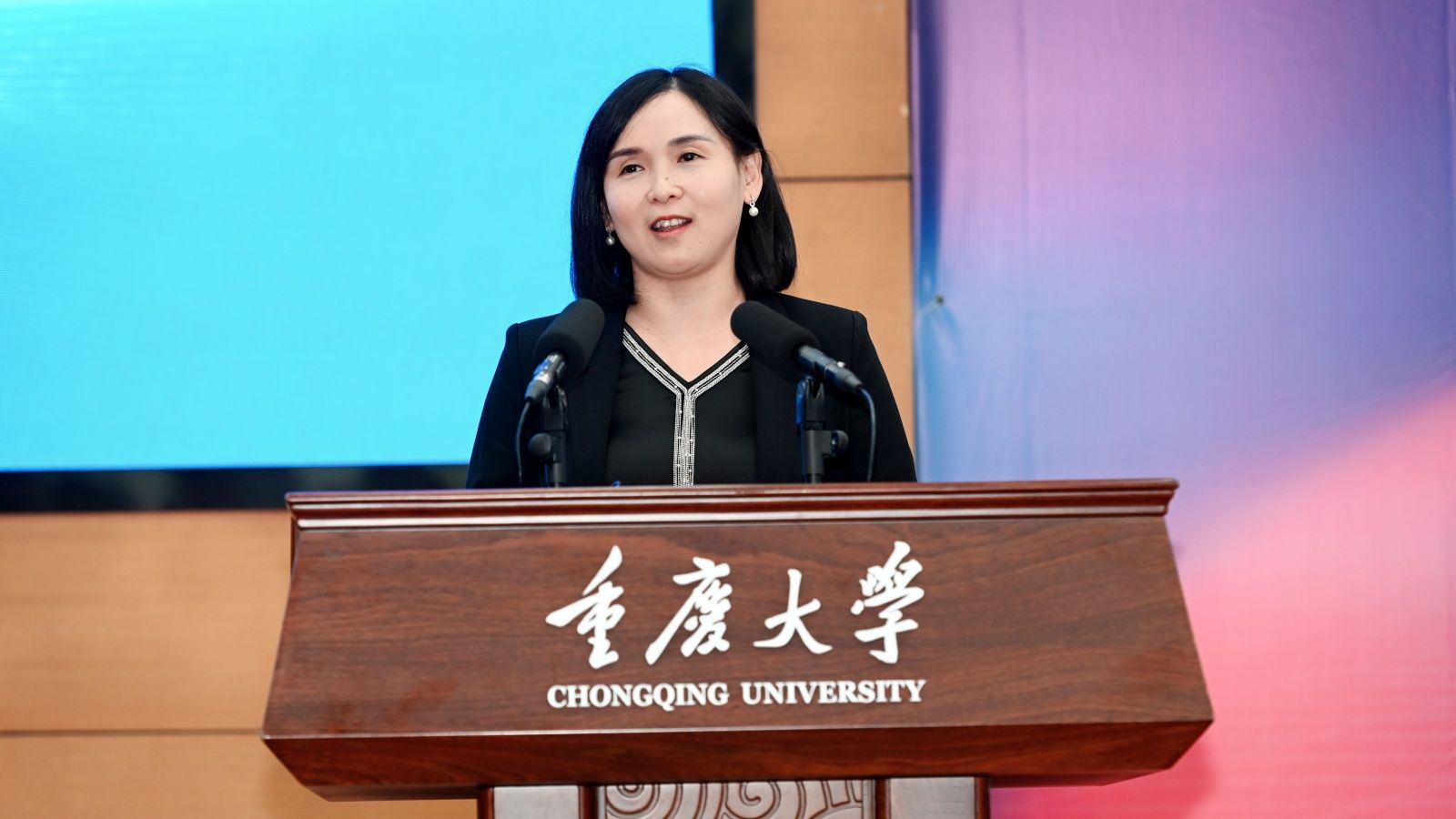3：重慶市經(jīng)濟信息委招商統(tǒng)籌處處長錢利娟_副本.jpg