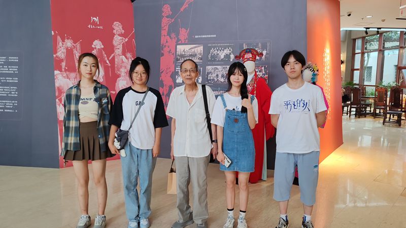7.“渝見(jiàn)川劇”實(shí)踐團(tuán)+尋訪56級(jí)校友、原重大文工團(tuán)川劇隊(duì)隊(duì)員林承善_副本.jpg