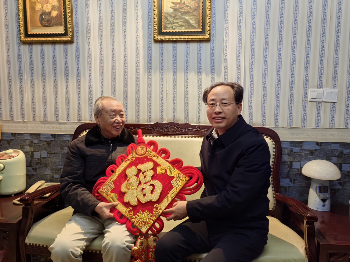 3校長王樹新慰問老領(lǐng)導(dǎo)吳中福_副本.jpg