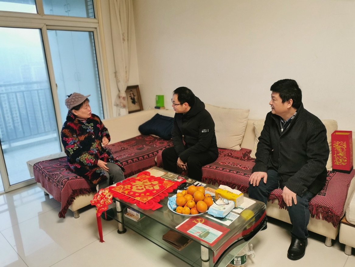 11副校長李劍慰問困難老同志_副本.jpg