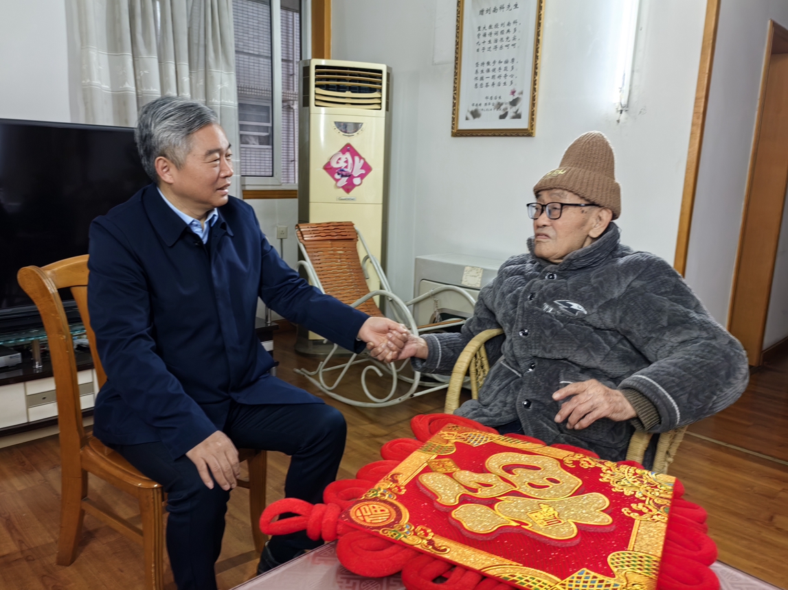 5常務(wù)副校長、中國工程院院士劉漢龍慰問老領(lǐng)導(dǎo)劉南科_副本.jpg