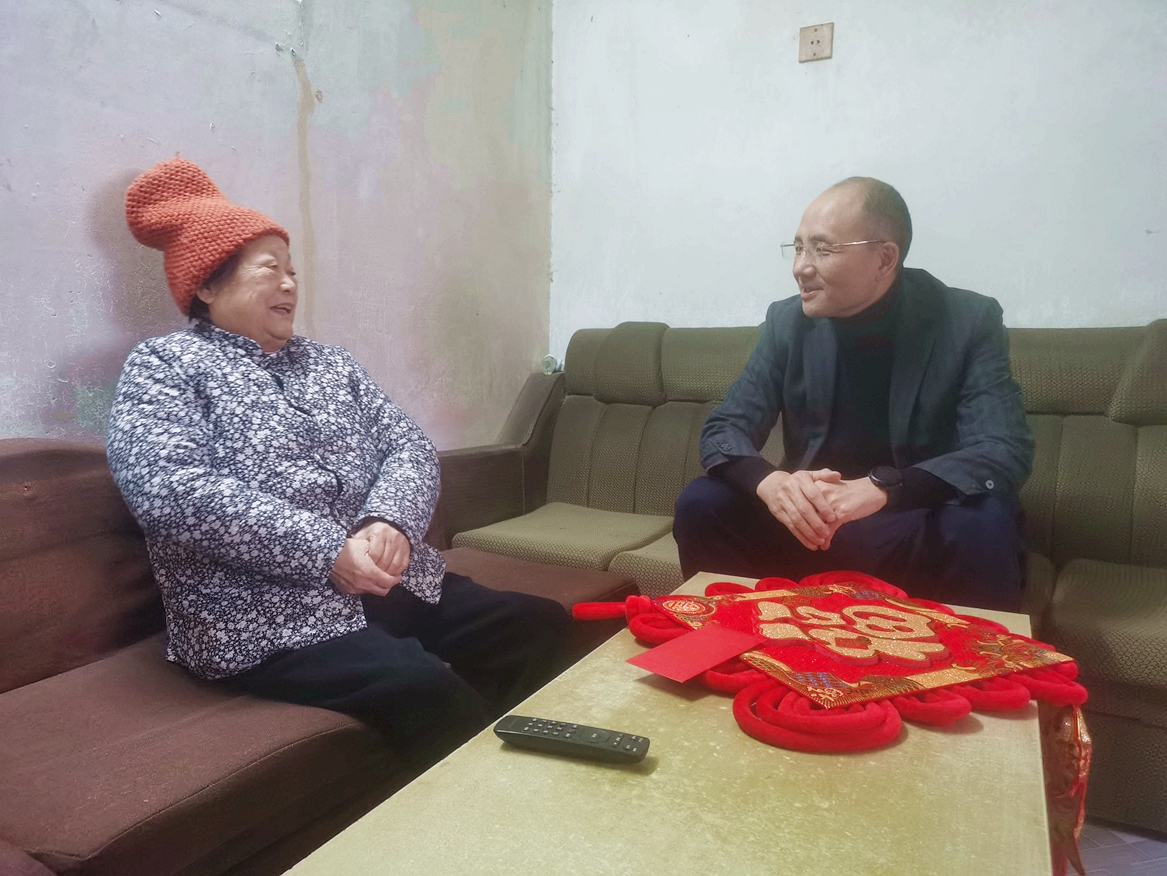 12副校長劉貴文慰問困難老同志_副本.jpg
