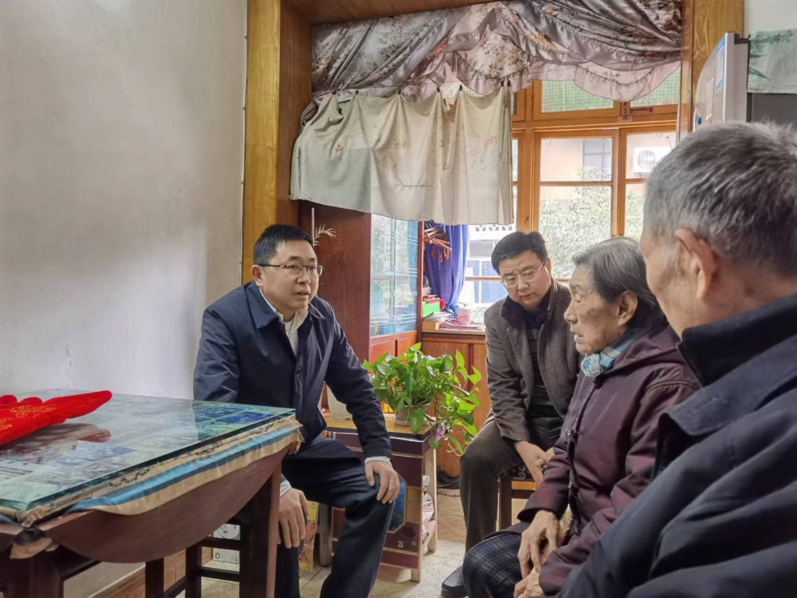 13副校長楊俊慰問困難老同志_副本.jpg