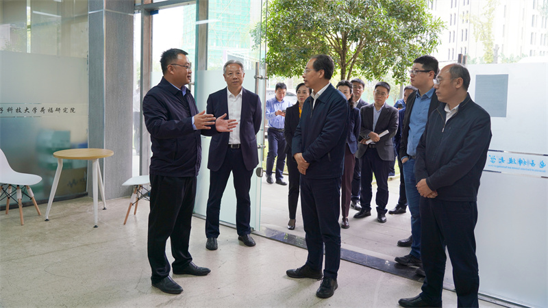 9、考察參觀電子科技大學太赫茲通信研究中心.jpg
