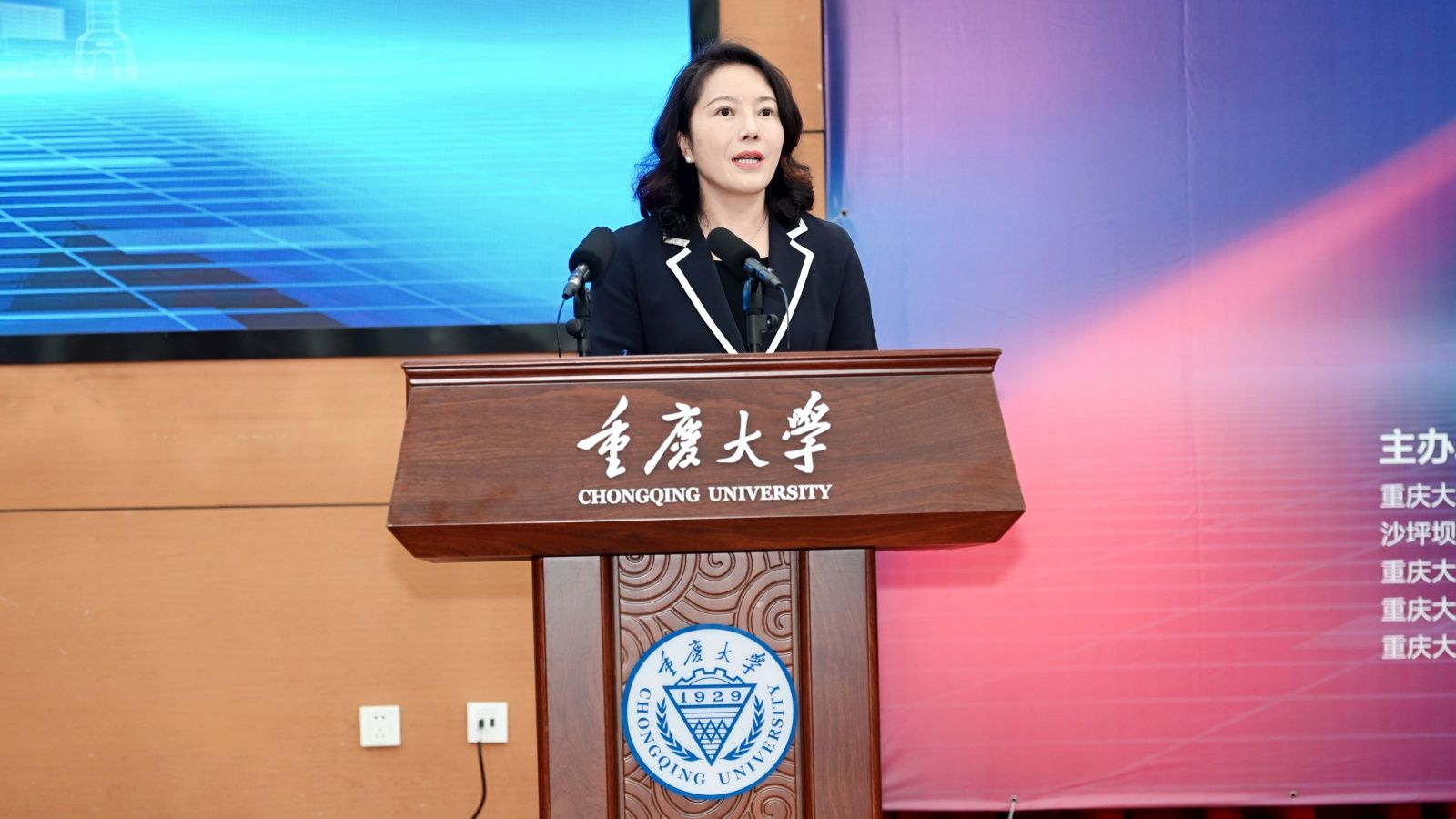 5：重慶市教委科學(xué)技術(shù)處處長劉暢_副本.jpg