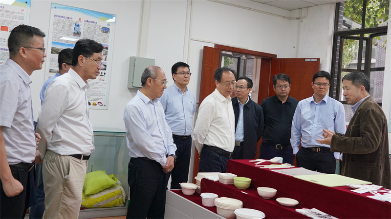 3、考察參觀四川大學環(huán)保型高分子材料國家地方聯(lián)合工程實驗室.jpg